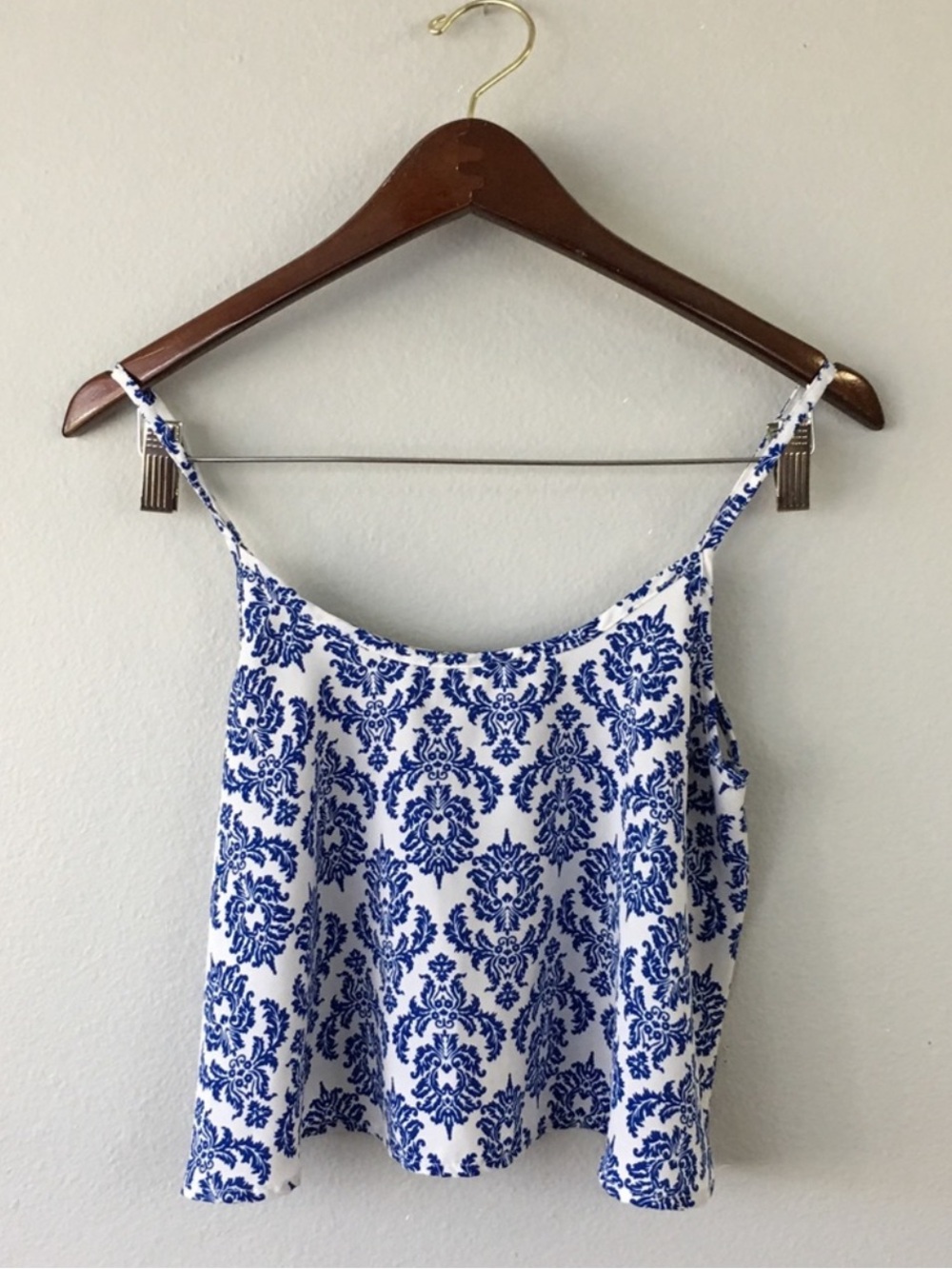 Soprano Blue & White Mediterranean Santorini Damask Print Flowy Cami Crop Sz L